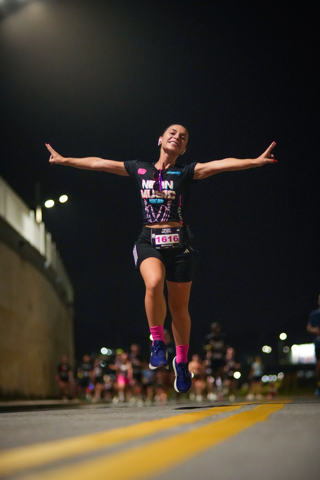 Atleta comemorando na largada da NEON Music Night Run
