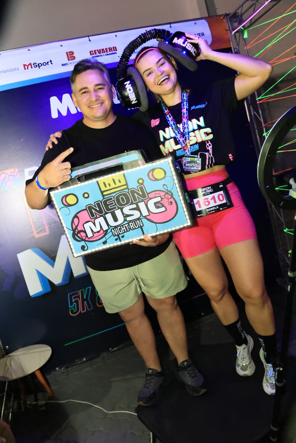 Participantes na ativação de marca NEON