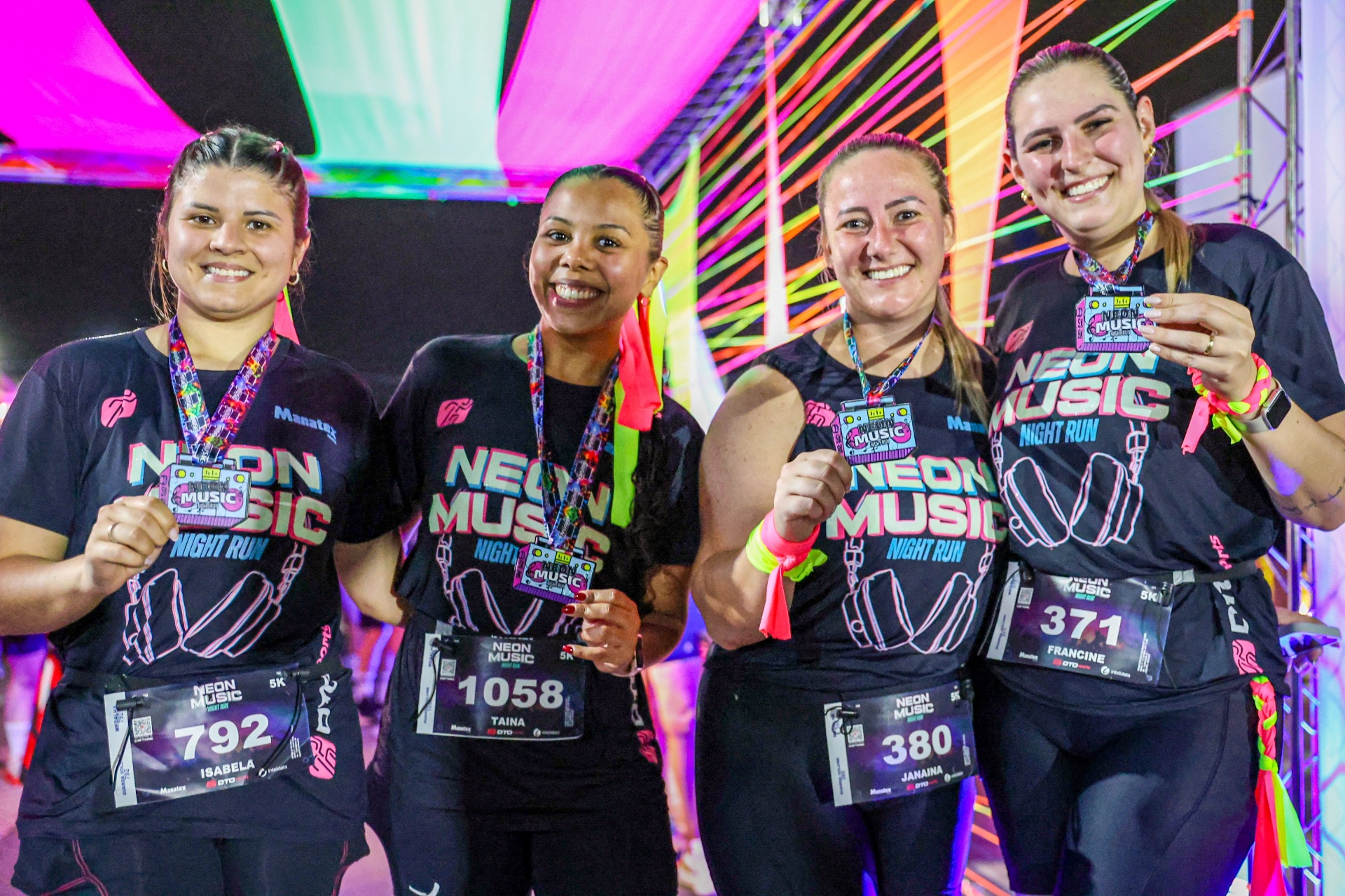 Grupo de corredoras com medalhas da NEON