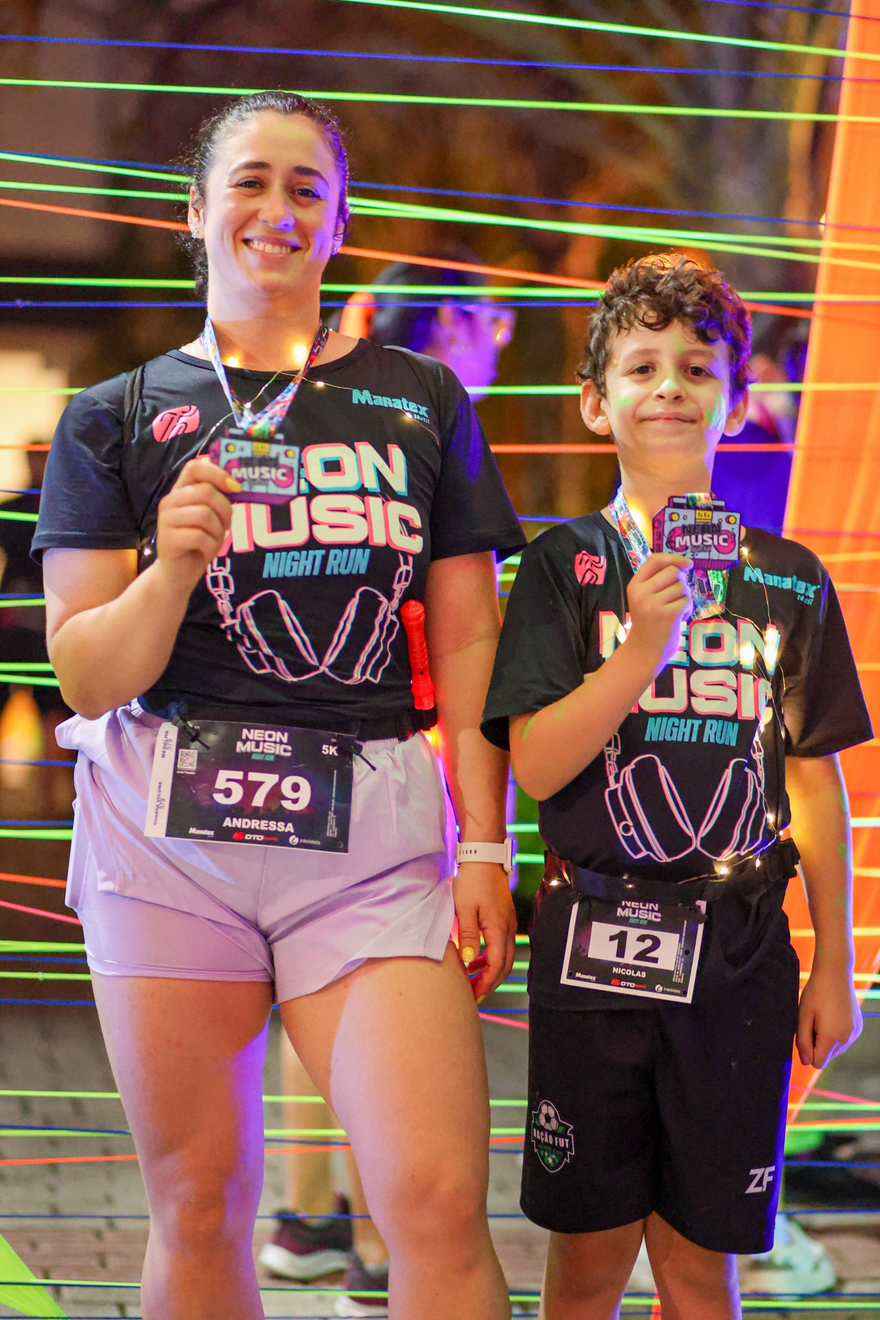 Mãe e filho após a corrida NEON